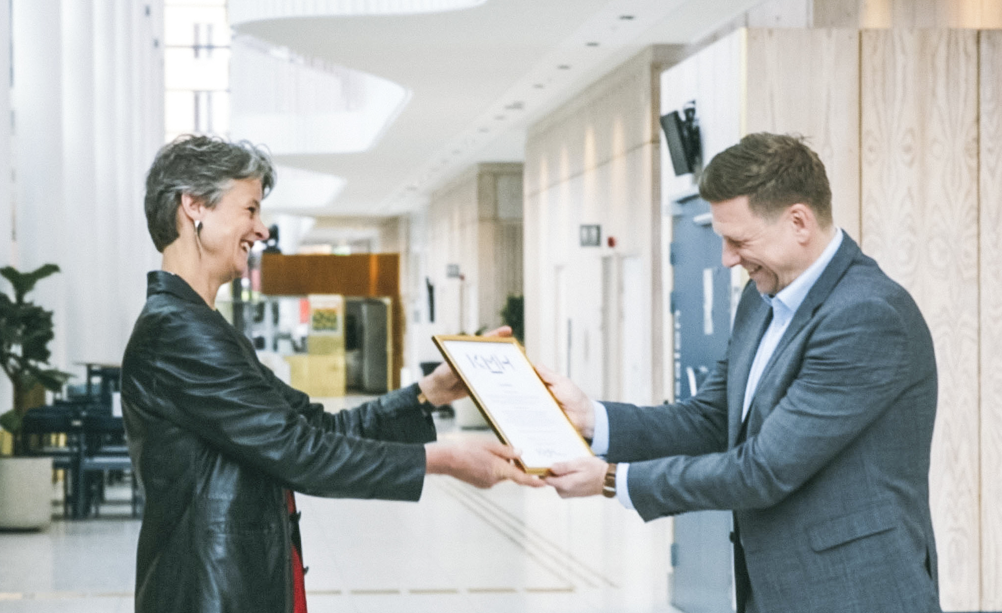 KMH hands over certificate to Kvarnby School