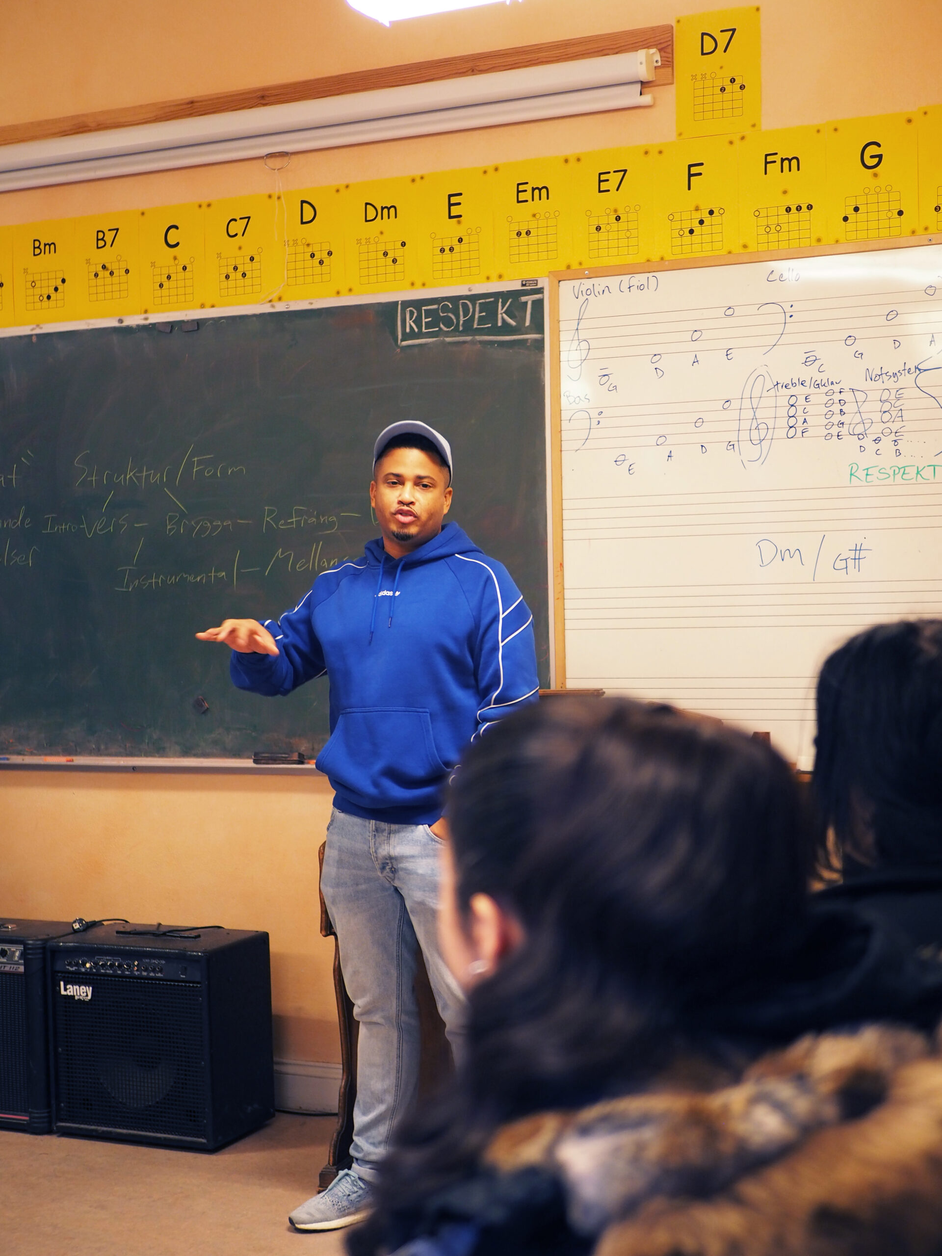 Textkonstnären, rapparen och UTOM medlemmen Erik Lundin återvände till sin gamla grundskola, Ellen Keyskolan i Bromsten för lära eleverna att skriva hiphop-texter.