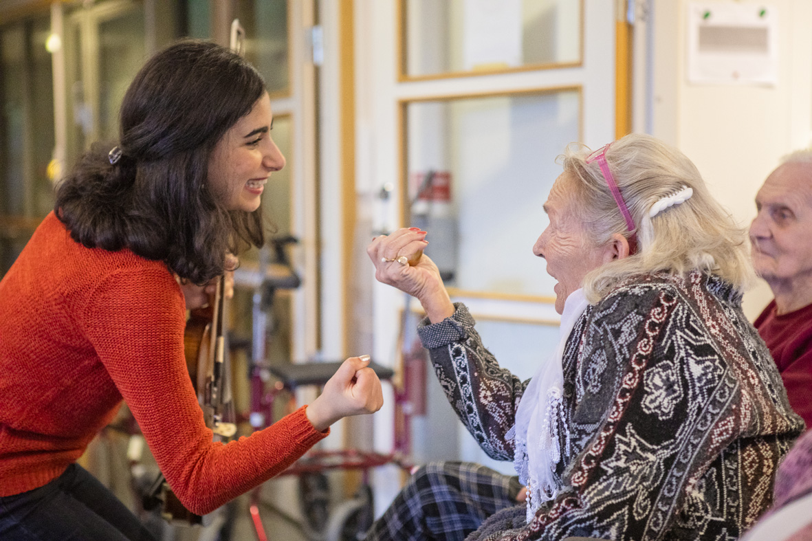 Projektet "Mötas i Musiks" fioltjej i rött Diana Parhizgar samspelar med Birgitta Skyllkvist.