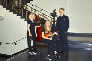 Trio Mendel är en nybildad pianotrio med fokus på tidig romantisk kammarmusik. Trion består av Karolina Martinsen violin, Johanna Arnberg cello och Marcin Tjernbäck piano. Alla tre studerar på Södra Latins musikspetsutbildning och har utöver det deltagit i kurser, mästarklasser och evenemang både nationellt och internationellt. Till hösten inleder Johanna sitt tredje år på Södra Latin medan Marcin och Karolina påbörjar sina musikerutbildningar vid Kungliga Musikhögskolan i Stockholm. Trio Mendels program utgörs av Felix Mendelssohn-Bartholdys Pianotrio nr 1 d-moll op 49 (sats 1 och 2) samt ett av de sista verken Franz Schubert komponerade, Pianotrio nr 2 Ess-dur D 929 (sats 1).