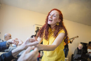 Ulrika Kron, som anställts genom projektet "Möts i Musik" i Sundbyberg, bjuder upp till sång och dans