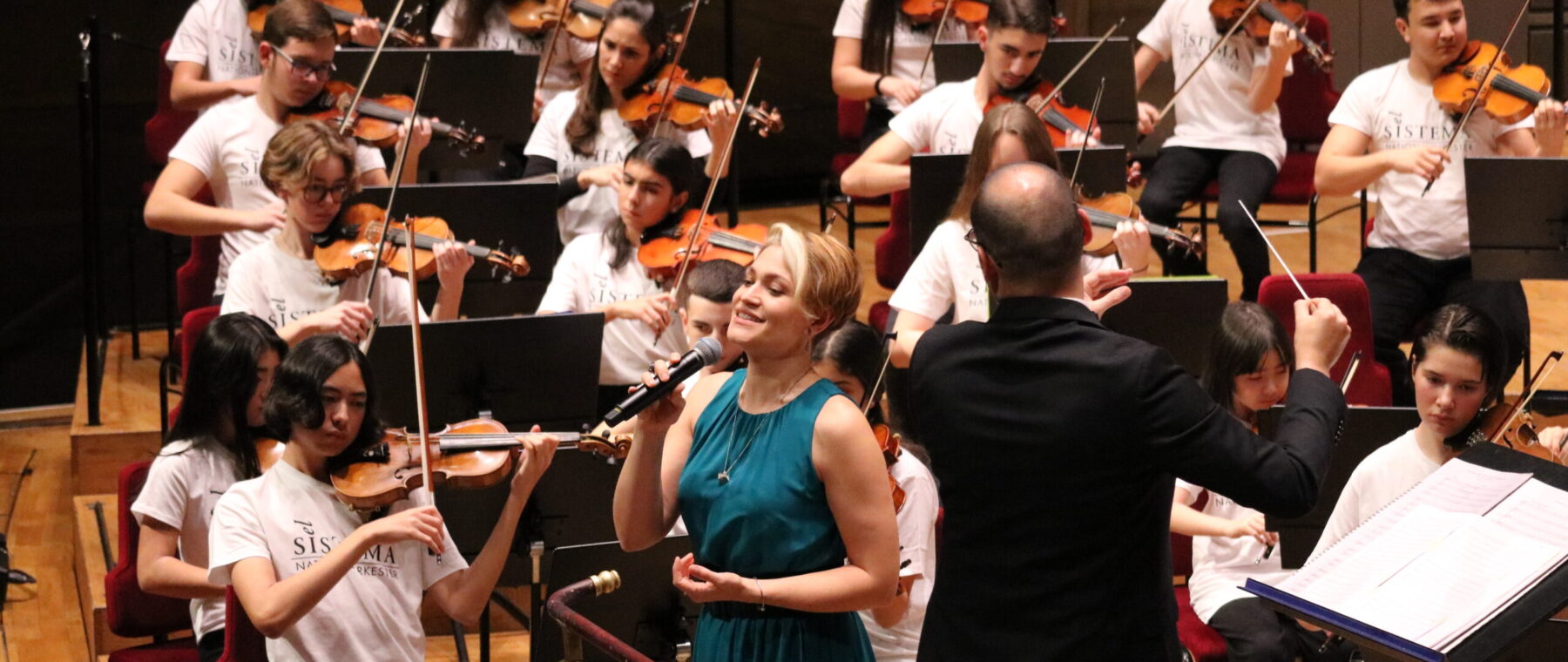 Till vardags spelar hon huvudrollen i Sound of Music på Malmö Opera. Men i början av november kom musikalstjärnan tillika medlemmen i UTOM, Frida Modén Treichl, till Konserthuset Stockholm för att gästspela med musiklivets gräsrötter i El Sistema Nationalorkester.