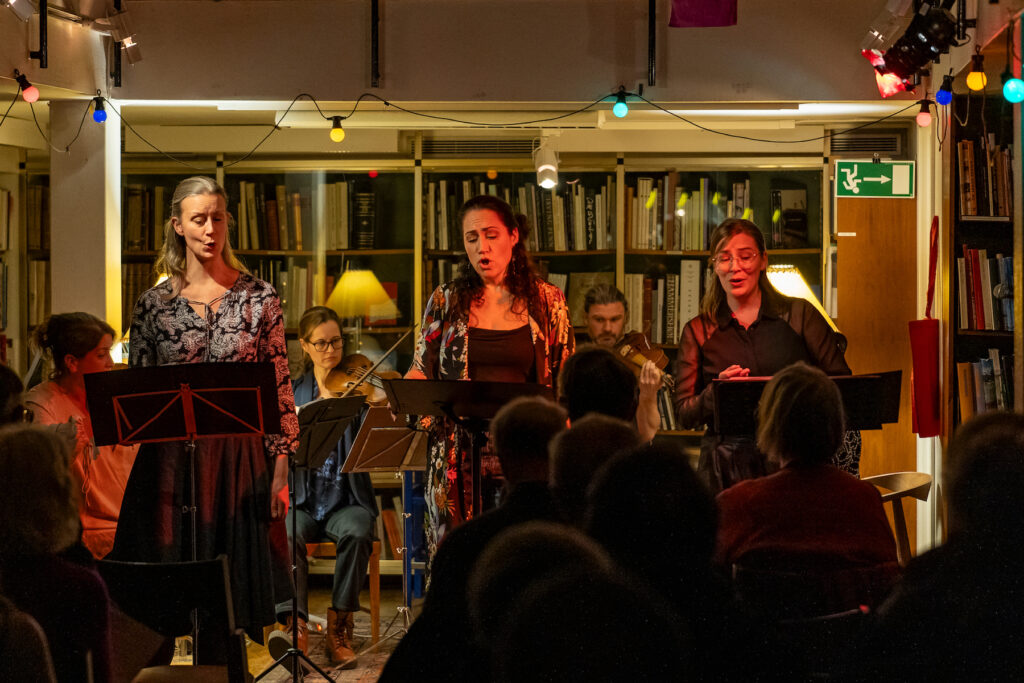 Rönells Andrea Ravandoni, Lina Söderholtz, Olof Ander, Stina Peterson, Hanna Fritzson at Rönnells Antikvariat. foto Timjan Wall